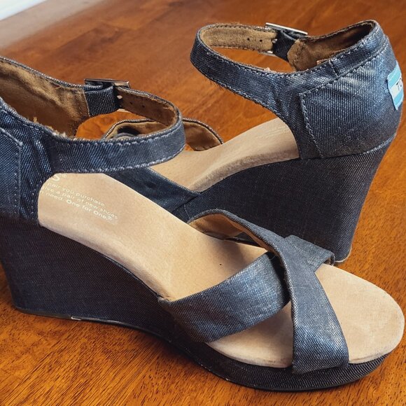 TOMS ~ Sz 8.5W ~ Denim Wedge Sandals ~ Excellent Condition - Picture 2 of 9